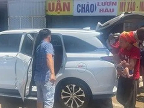 Ba mẹ con đi bộ xuyên miền Trung dưới nắng 40 độ C được hỗ trợ lên taxi về nhà
