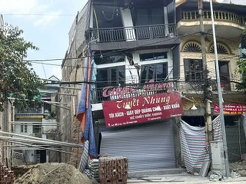 Đào móng công trình khiến nhà bên cạnh sụt lún, 10 hộ phải sơ tán