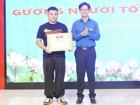 Khen thưởng nam thanh niên dũng cảm khống chế kẻ cầm dao tấn công phụ nữ
