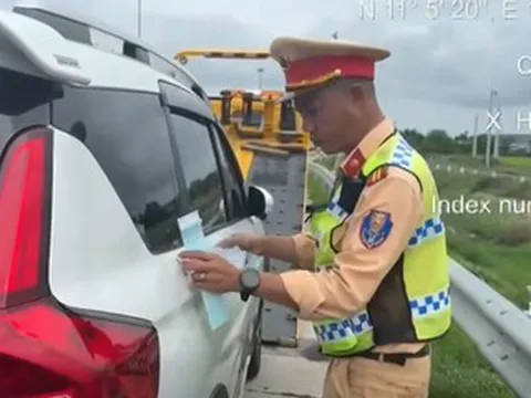 Kiểm tra ô tô chạy quá tốc độ, CSGT phát hiện thêm loạt lỗi nghiêm trọng