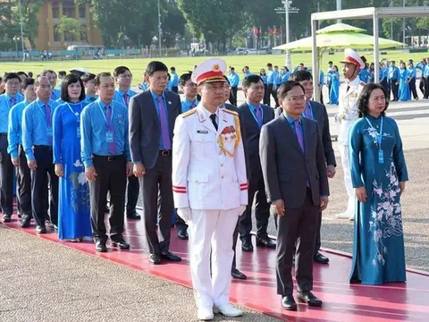 Đoàn đại biểu dự Đại hội XIV Công đoàn Việt Nam vào Lăng viếng Chủ tịch Hồ Chí Minh