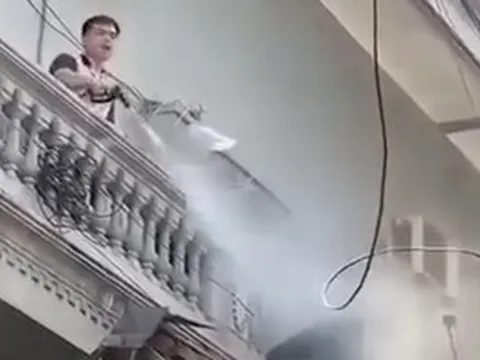 Công an xác minh vụ người đàn ông xịt nước vào thợ đang làm việc trên cao