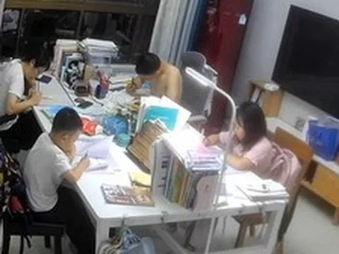 Cảnh tượng lúc 8h tối trong phòng khách một gia đình gây tranh cãi
