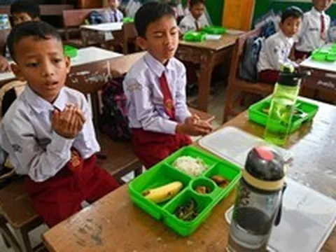 Hơn 33.000 học sinh ngộ độc thực phẩm vì bữa ăn học đường, cơ quan thực thi khai khống chi phí, mua sắm vô tội vạ, tổng thống lập tức cách chức dàn lãnh đạo