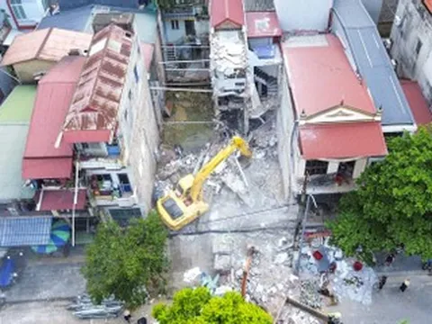 Buộc phải phá dỡ 2 ngôi nhà sau sự cố đào móng công trình ở giữa
