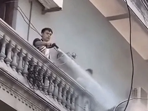 Công an vào cuộc người đàn ông Hà Nội xịt nước vào thợ đang làm việc trên cao