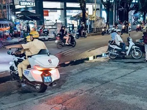 CSGT TPHCM 'chạy đua với thời gian', hộ tống trái tim hiến tặng vào giờ cao điểm