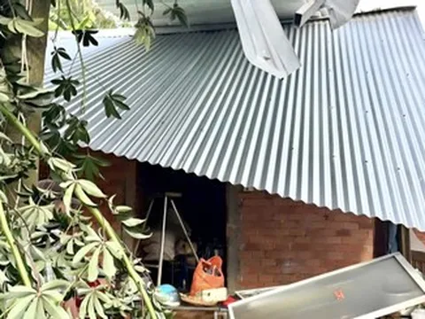 Giông lốc làm sập gian bếp, 3 mẹ con chạy thoát trong gang tấc ở TPHCM