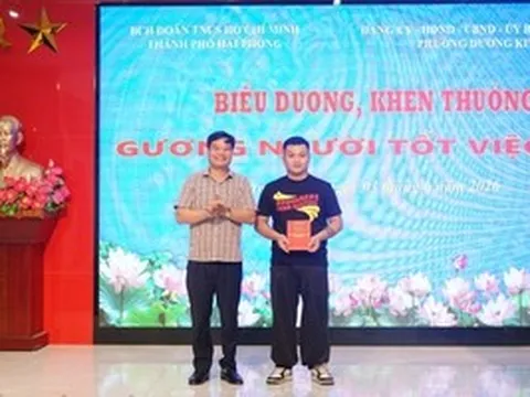 Khen thưởng thanh niên dũng cảm khống chế đối tượng dùng dao tấn công phụ nữ
