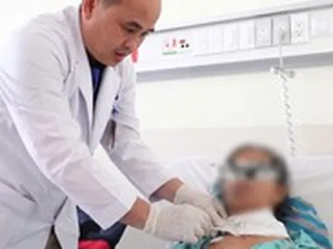 Khó thở, gần mất tiếng, cụ bà phát hiện hơn 20 hạch ung thư di căn