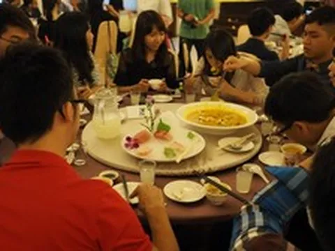 Nam sinh thi đỗ ĐH top đầu, bố mời cả họ tới mở tiệc linh đình nhưng 1 vị khách vừa tới đã nói thẳng: “Con anh nên thi lại ngay”