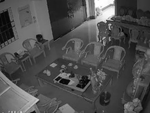Tôi vô tình xem camera trong nhà lúc nửa đêm và phát hiện chồng đang “sống một cuộc đời khác” ngay chính phòng khách