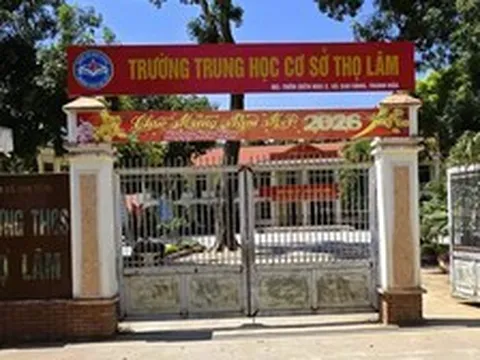 Chấm dứt hợp đồng với thầy giáo để lộ đề thi môn Tiếng Anh