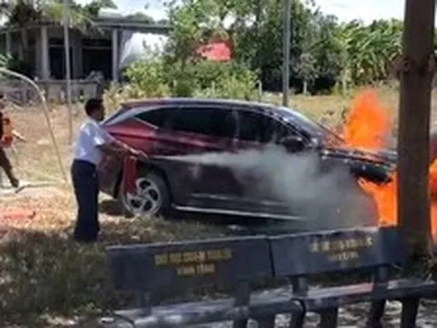 Ô tô tiền tỉ cháy dữ dội khi chủ xe đang dự đám cưới