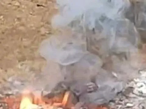 VIDEO: Đám cháy liên tục xuất hiện trên nền bê-tông vào thời điểm nắng nóng