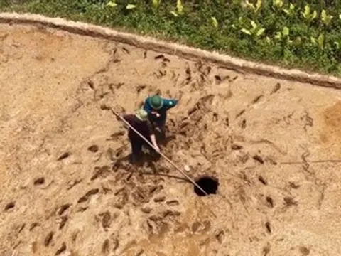 Hố sụt 'không đáy' bất ngờ xuất hiện giữa ruộng ở Cao Bằng