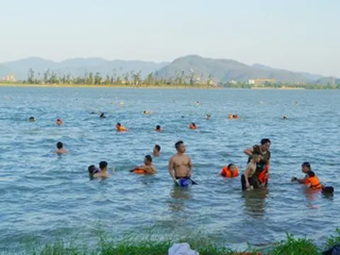 Nắng nóng đỉnh điểm, người dân đổ ra ‘bãi tắm’ tự phát giải nhiệt