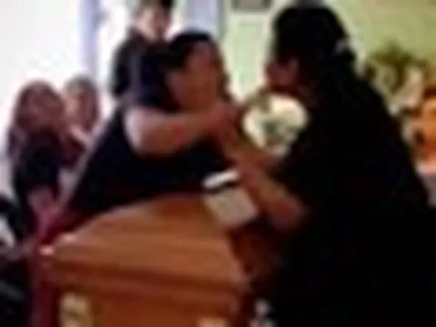Tang lễ đang diễn ra, 2 phụ nữ bỗng lao vào nhau trước quan tài khiến người thân hoảng hốt: Vì lý do này