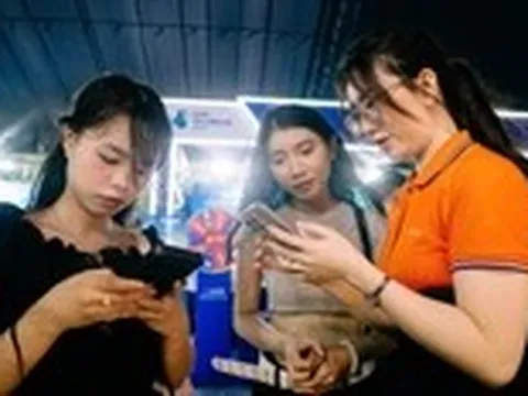 Du khách hào hứng trải nghiệm thanh toán xuyên biên giới tại gian hàng Sacombank