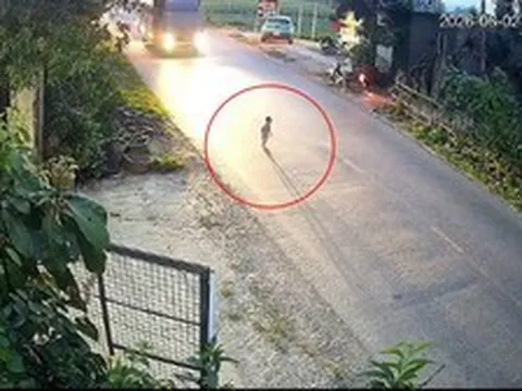 Clip thót tim: Em bé chập chững lao ra đường toàn xe tải lớn "phóng vun vút"