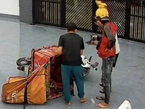 Vừa gọi “anh Nhân ơi…” thì shipper giao hàng gặp nạn, đoạn camera do chủ nhà trích xuất lan truyền khắp nơi
