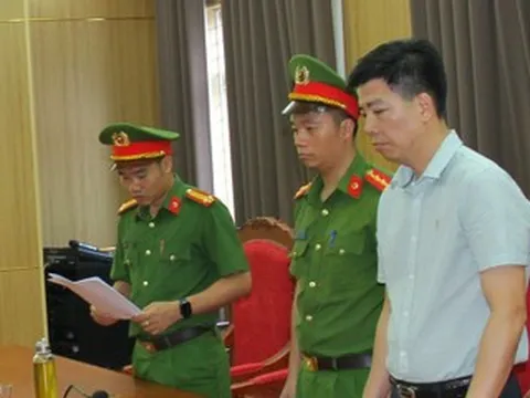 Bắt giữ phó chủ tịch xã liên quan vụ lan can đá bờ sông Hồng gãy đổ sau bão Yagi