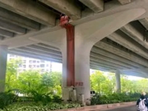 Gối cầu đường vành đai 3 trên cao bị biến dạng, xô lệch, phải dùng gỗ chèn tạm