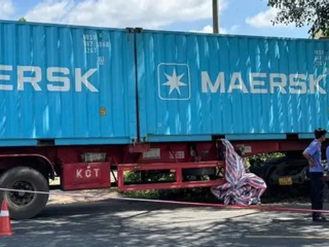 Hiện trường vụ tai nạn giữa xe container và công nông khiến 3 người tử vong