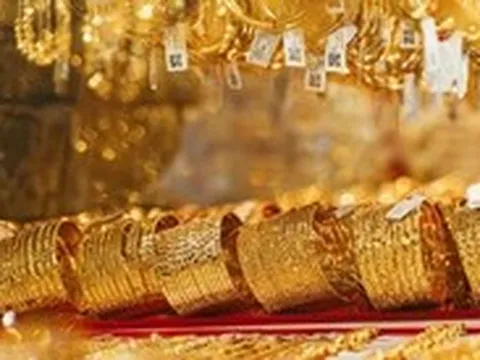 Giá vàng thế giới bất ngờ giảm sâu hơn dự đoán, tương đương 4,8 triệu đồng/lượng