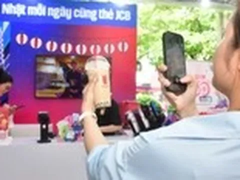 Đến gian hàng JCB, quẹt 'một chạm' uống trà sữa, nhận quà