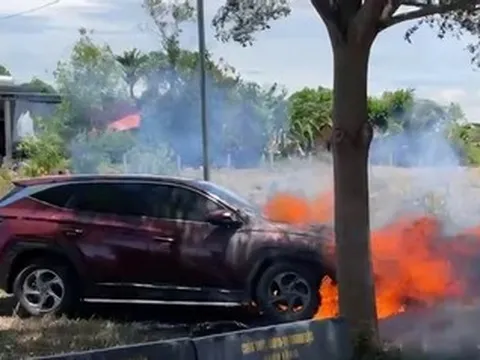 Ô tô Hyundai Tucson bốc cháy khi chủ xe đang dự đám cưới