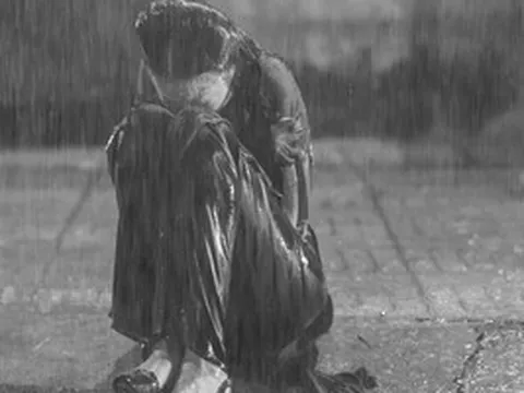 Lý do gì khiến "nhất phẩm làng mẫu" Thanh Hằng phải ngồi bệt vỉa hè, khóc nghẹn dưới mưa tầm tã