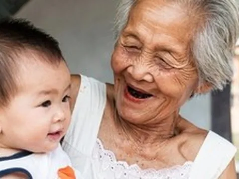 Không phải cứ "cháu hư tại bà", nếu ông bà và bố mẹ phối hợp nuôi dạy kiểu này thì trẻ thông minh hơn hẳn bố mẹ cùng trang lứa!