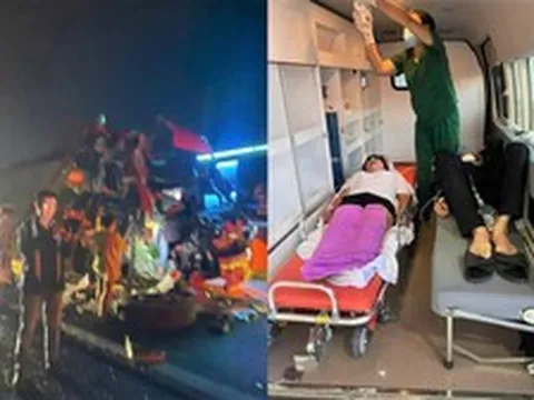 Ô tô khách tông đuôi xe container, 19 người bị thương