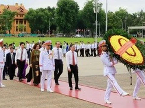 Đại biểu dự Đại hội Hội Nông dân Việt Nam vào Lăng viếng Chủ tịch Hồ Chí Minh