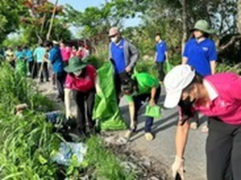 Xã Vĩnh Lộc ra quân dọn rác tại đường Rạch Cầu Suối, trồng thêm 210 cây xanh
