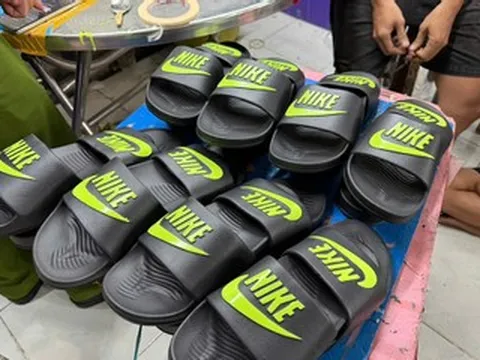 Đột kích xưởng sản xuất hàng vạn đôi dép giả nhãn hiệu Nike, Adidas, Gucci