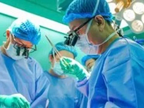 Trái tim người đàn ông tiếp tục đập trong lồng ngực bé gái 13 tuổi