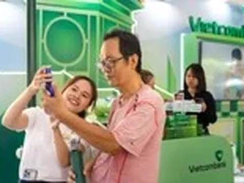 Khách tham quan khám phá 'ngân hàng trong lòng bàn tay' của Vietcombank