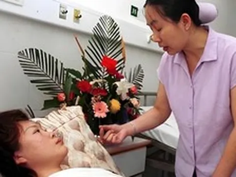 Từ chỗ khinh em dâu làm công nhân đến lúc phải nhờ vả em, tôi mới ngộ ra một điều: Giàu nghèo đến lúc ốm đau mới thấu