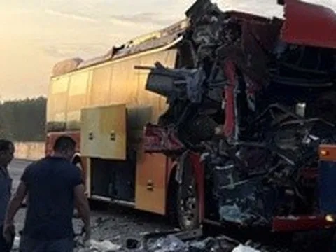 Một người nguy kịch sau vụ xe khách đâm xe container trên tuyến cao tốc Phan Thiết - Dầu Giây