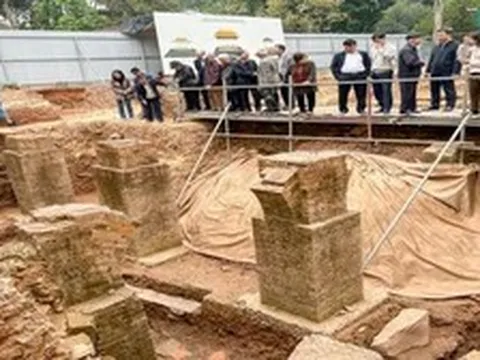 Đào đất, người dân Việt Nam phát hiện vật hình trụ dày màu vàng lạ, chuyên gia xác nhận báu vật lớn nhất lịch sử