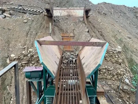 Đại gia làm giàu nhờ khai thác khoáng sản trái phép, các cán bộ bị gọi tên