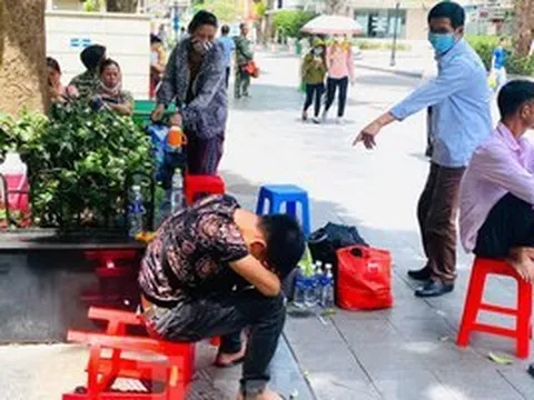 Từ chiếc ghế nhựa trong bệnh viện