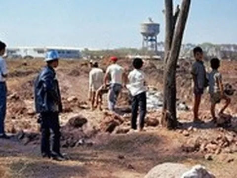 Ba tấm ảnh của vị kiến trúc sư và hố chôn tập thể liệt sĩ ở công viên Lê Thị Riêng