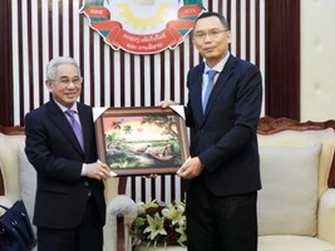 Trường Đại học Cửu Long làm việc với Bộ Công nghệ và Truyền thông Lào