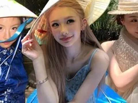 Tỷ tỷ xứ Trung đua nhau mặc sườn xám ghé miền Tây đội nón lá chèo xuồng, làm nên mấy bộ hình "chấn động"