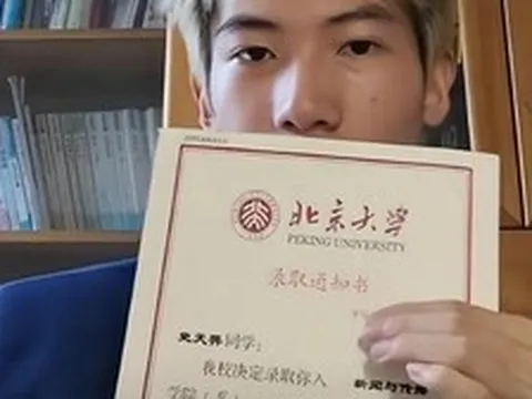 Chàng trai tóc vàng gây sốt vì đỗ Đại học Bắc Kinh dù "chỉ ôn 1 ngày", bị mỉa mai "ra trường đi giao đồ ăn"