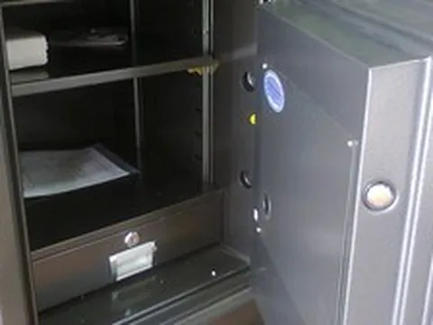 Thấy lãi suất tăng cao, tôi định lấy hết tiền đi gửi ngân hàng nhưng khi vừa mở két sắt ra, tôi lặng cả người