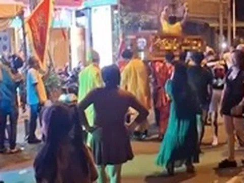 Bắt nhiều người trong vụ khiêng quan tài có người sống bên trong diễu phố